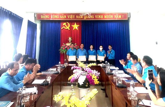 Khen thưởng các đảng viên “Hoàn thành xuất sắc nhiệm vụ” năm 2024