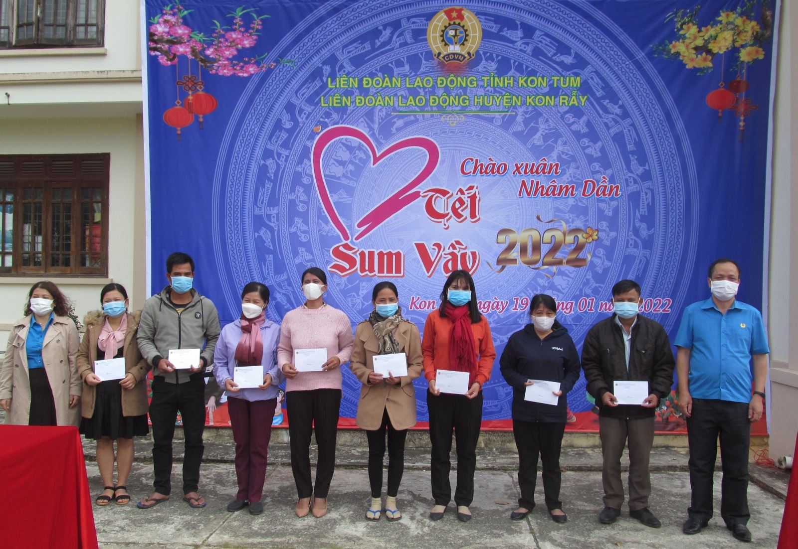 Chủ tịch Liên đoàn Lao động tỉnh dự chương trình “Tết sum vầy - Xuân bình an” năm 2022 và tặng quà đoàn viên, người lao động huyện Kon Rẫy