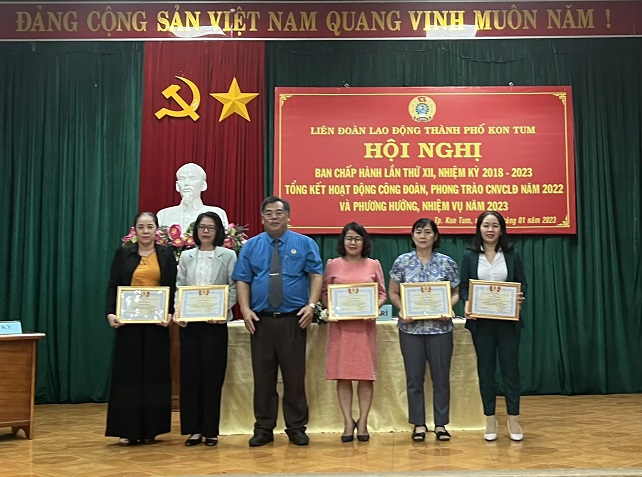 Liên đoàn Lao động thành phố tổng kết năm 2022 và tặng quà cho đoàn viên, người lao động
