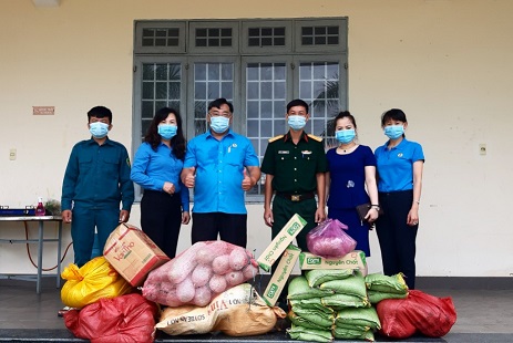 Liên đoàn Lao động thành phố Kon Tum thăm, hỗ trợ nhu yếu phẩm khu cách ly tập trung Phòng chống dịch Covid-19