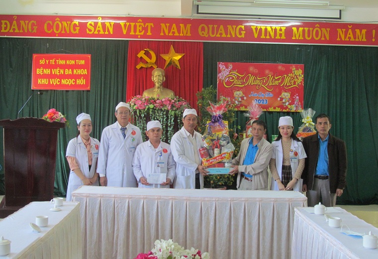 Liên đoàn Lao động tỉnh thăm, tặng quà các đơn vị làn việc những ngày nghỉ Tết Nguyên đán Quý Mão năm 2023