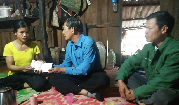 Liên đoàn Lao động tỉnh thăm hỏi, động viên gia đình nạn nhân bị chết do mưa lũ
