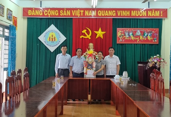 Liên đoàn Lao động tỉnh thăm, chúc Tết Trung tâm Bảo trợ và công tác xã hội tỉnh, Đồn biên phòng 713, Binh đoàn 15 và Thủy điện YaLy
