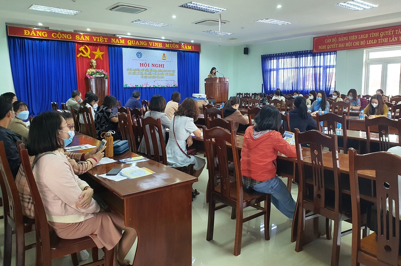 Liên đoàn Lao động - BHXH tỉnh phối hợp tổ chức hội nghị tuyên truyền, phổ biến, đối thoại chính sách pháp luật về BHXH, BHYT, BHTN và Bộ luật Lao động năm 2019