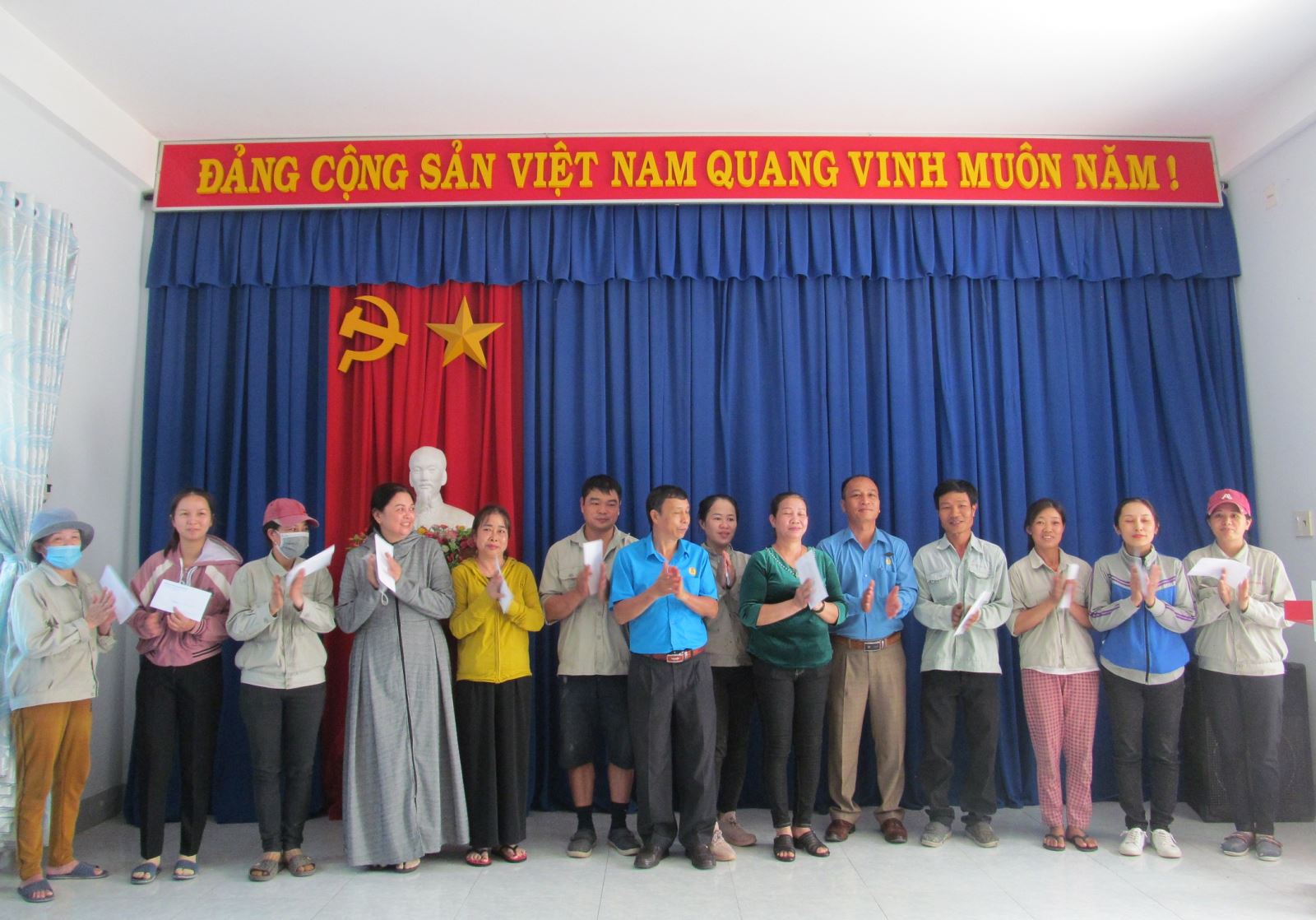 Liên đoàn Lao động tỉnh thăm hỏi và trao tiền hỗ trợ đoàn viên bị giảm giờ làm, hoãn hợp đồng, dẫn đến giảm thu nhập