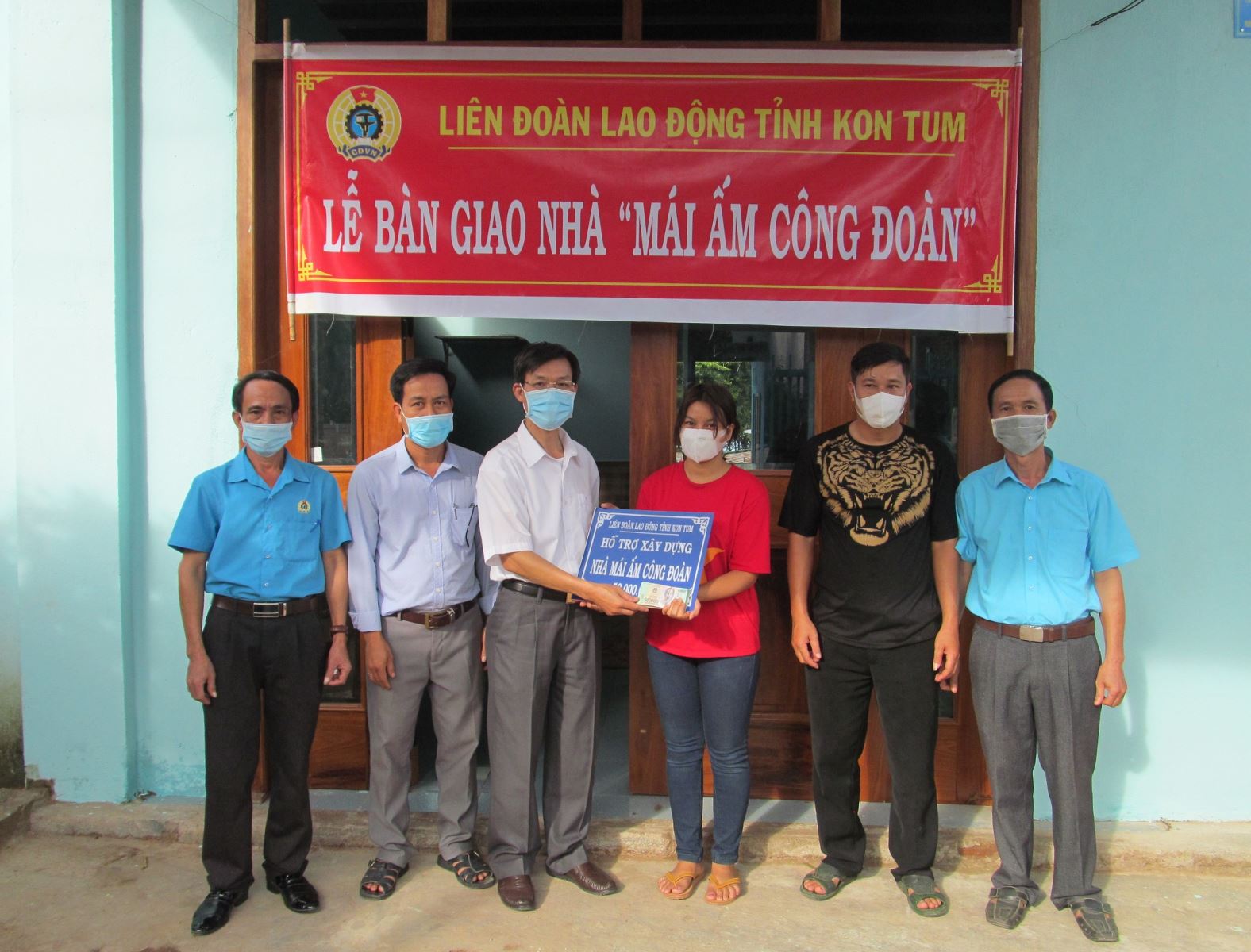Liên đoàn Lao động  tỉnh Kon Tum: Trao 95 triệu đồng hỗ trợ 2 đoàn viên nữ làm nhà ở “Mái ấm Công đoàn”