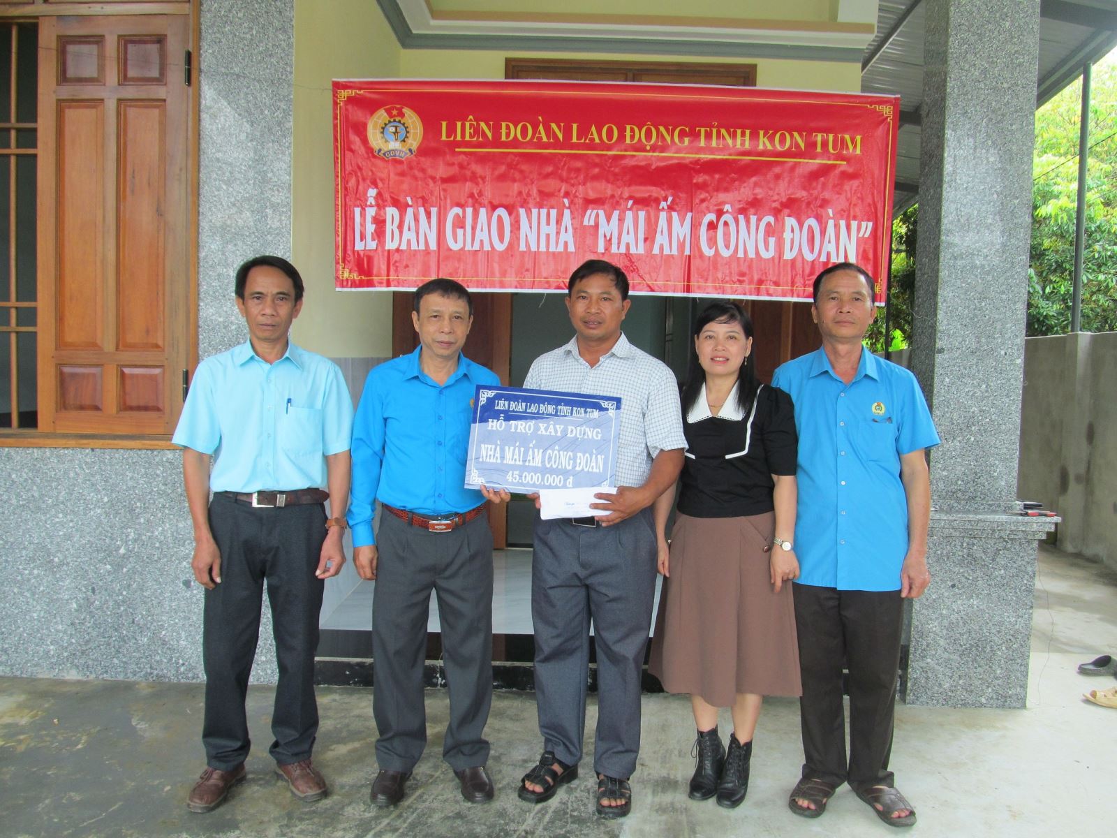 Nghiệm thu, bàn giao nhà “Mái ấm Công đoàn” cho đoàn viên huyện Sa Thầy