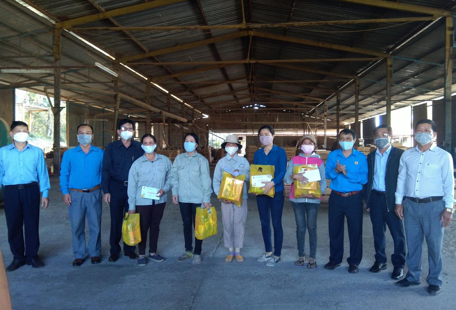 Công đoàn các Khu công nghiệp - Khu kinh tế tỉnh tặng quà cho đoàn viên, người lao động trong Chương trình “Tết sum vầy – Xuân bình an” năm 2022