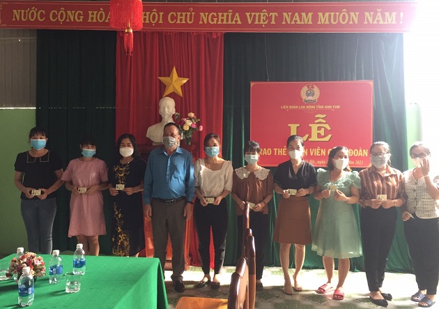 Liên đoàn Lao động tỉnh tổ chức trao thẻ đoàn viên công đoàn mới