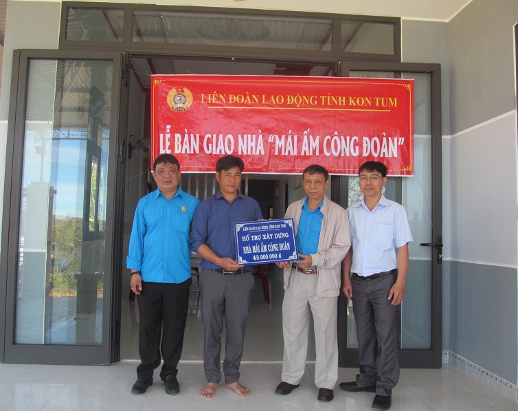 Nghiệm thu, bàn giao nhà “Mái ấm Công đoàn” cho đoàn viên Công đoàn huyện Đăk Tô