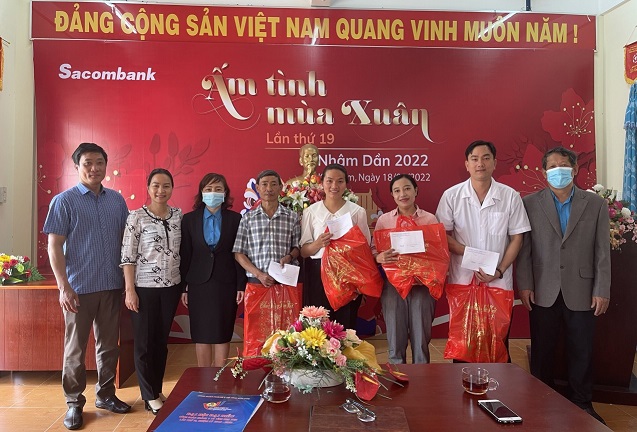Công đoàn Viên chức tỉnh tặng quà đoàn viên, người lao động trong chương trình “Tết Sum vầy - Xuân Bình an” năm 2022