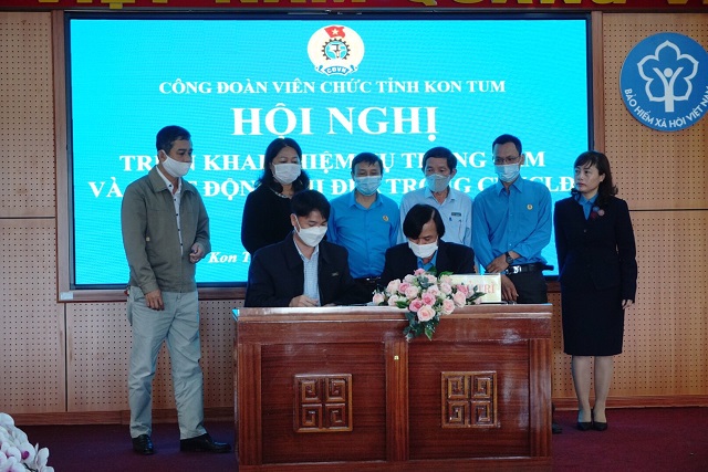 Công đoàn Viên chức phát động thi đua và ký kết giao ước thi đua năm 2022