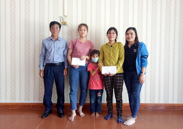 Công đoàn các Khu công nghiệp - Khu kinh tế tỉnh trao 20 suất học bổng cho con CNLĐ nhân dịp năm học mới 2022 - 2023