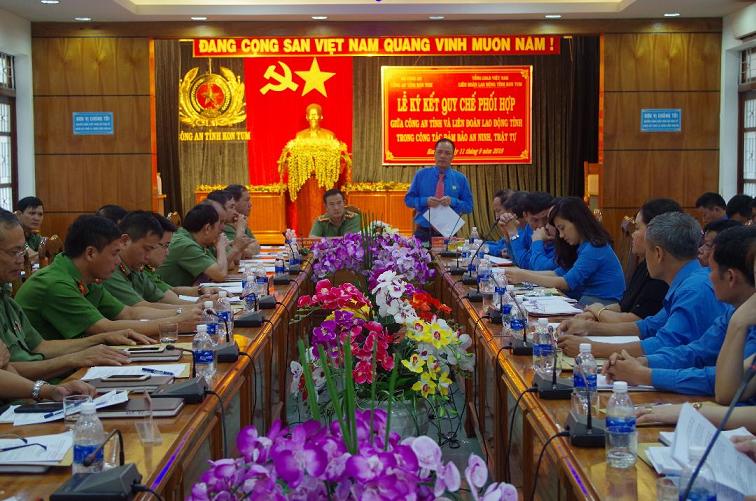 Đồng chí Rơ Chăm Long- Tỉnh ủy viên; Chủ tịch LĐLĐ tỉnh phát biểu tại Hội nghị ký kết Quy chế phối hợp  