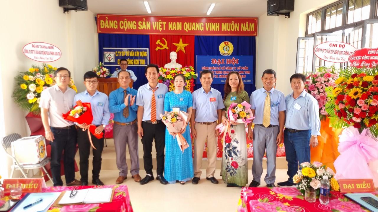 Lãnh đạo Công đoàn CĐ KCN-KKT tỉnh và Ban Giám đốc Công ty tặng hoa chúc mừng BCH CĐCS khóa mới