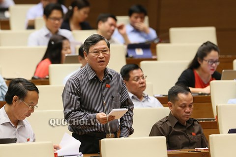Đ/c Tô Văn Tám - Phó Trưởng đoàn, Đoàn Đại biểu Quốc hội tỉnh Kon Tum phát biểu tại hội trường