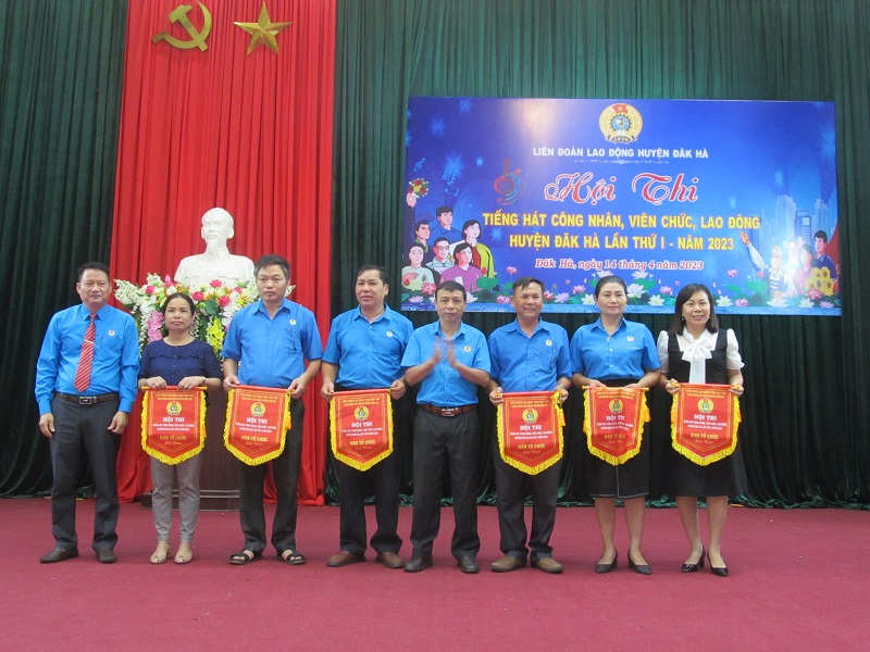 Đ/c Nguyễn Văn Nguyên - Phó chủ tịch LĐLĐ tỉnh; Đ/c Hà Văn Kiên - Chủ tịch LĐLĐ huyện Đắk Hà tặng cờ lưu niệm cho 6 đội dự thi